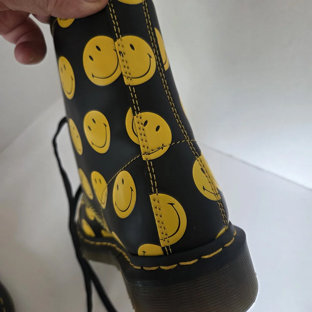 Dr Doc Martens Adult Unisex Smiley 1460 Combat Leather Boots 9M Men/ 10 Women - Picture 5 of 15